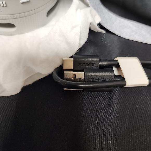 Sony XB100 Waterproof Wireless Bluetooth Speaker W Hands Free Mic & Strap - Picture 2 of 11